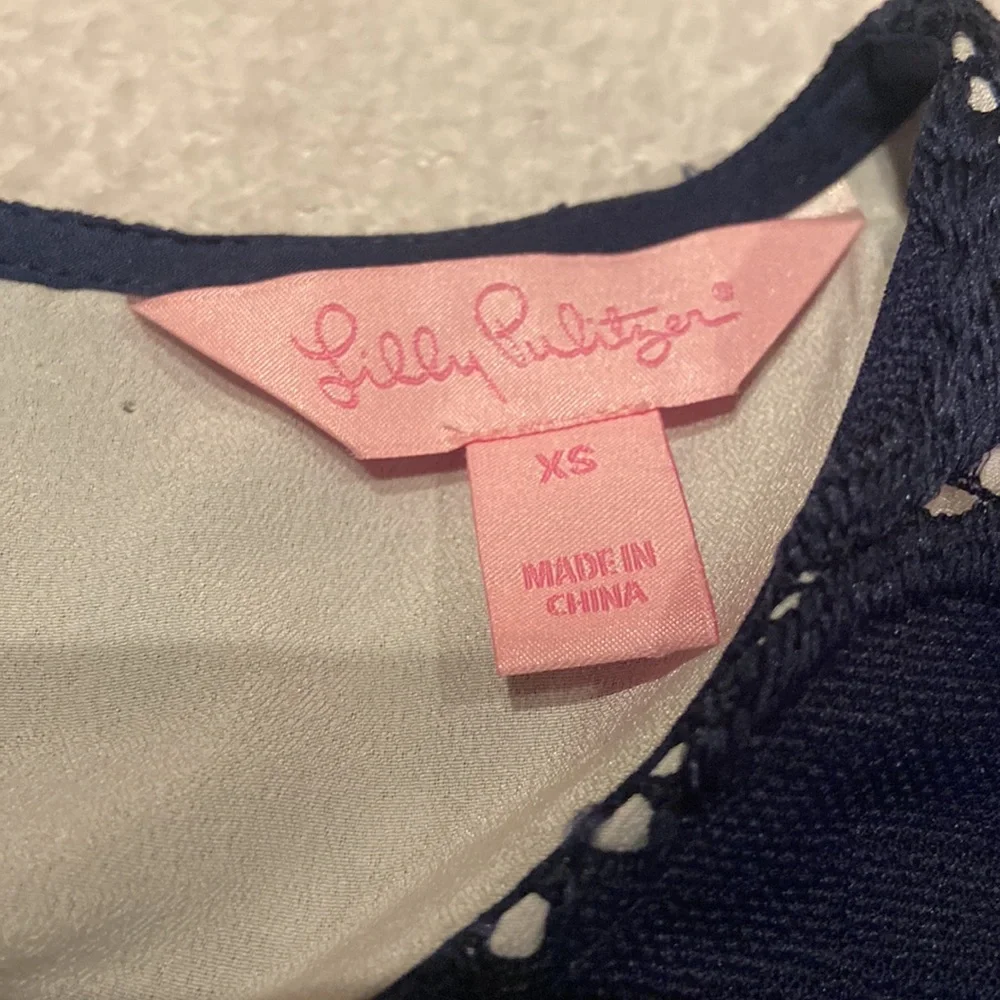 LILLY PULITZER Size XS Beautiful Blue & White Size XS Top - Picture 2 of 11
